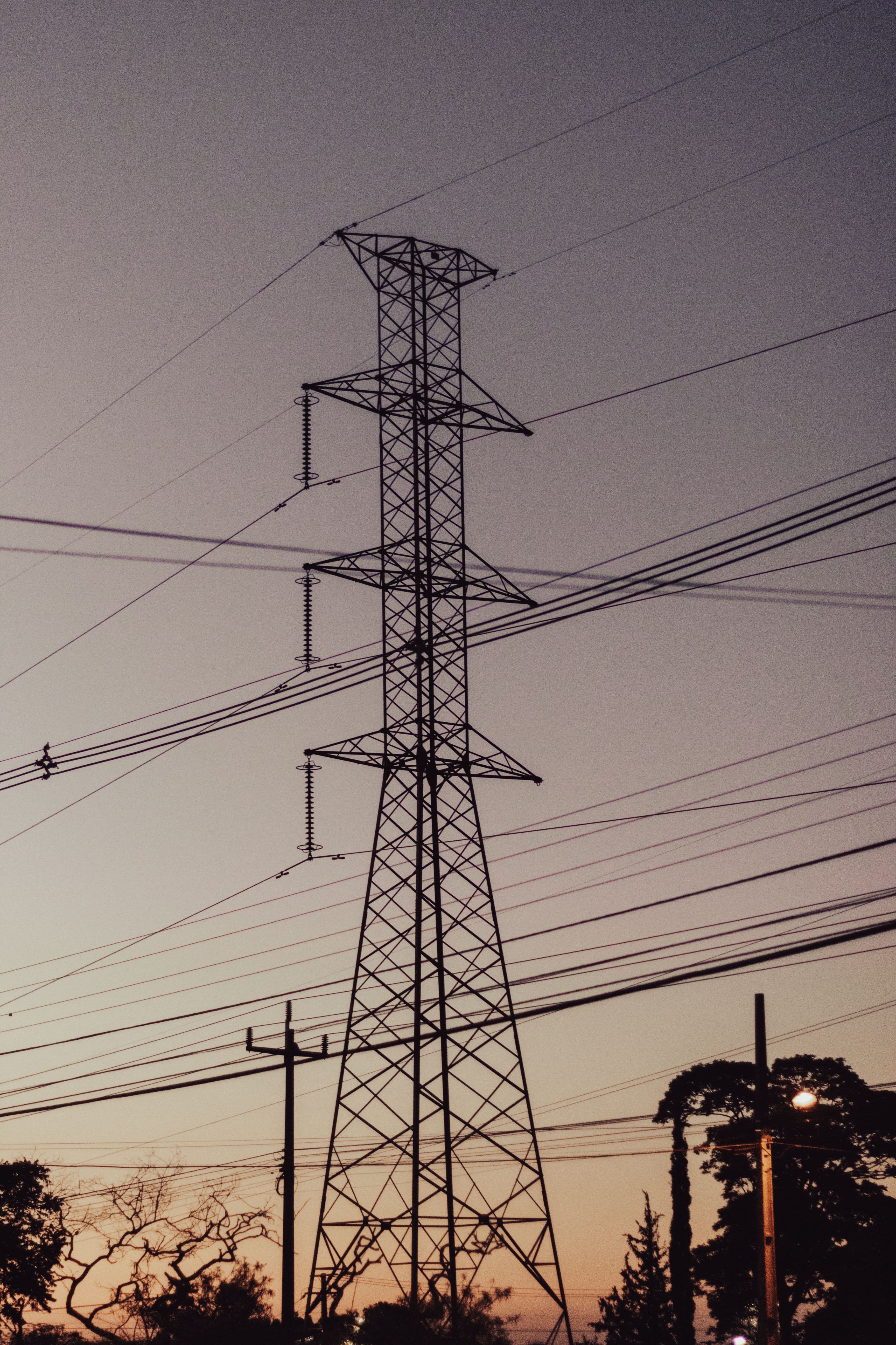 Torre de transmisión eléctrica de alta tensión al atardecer