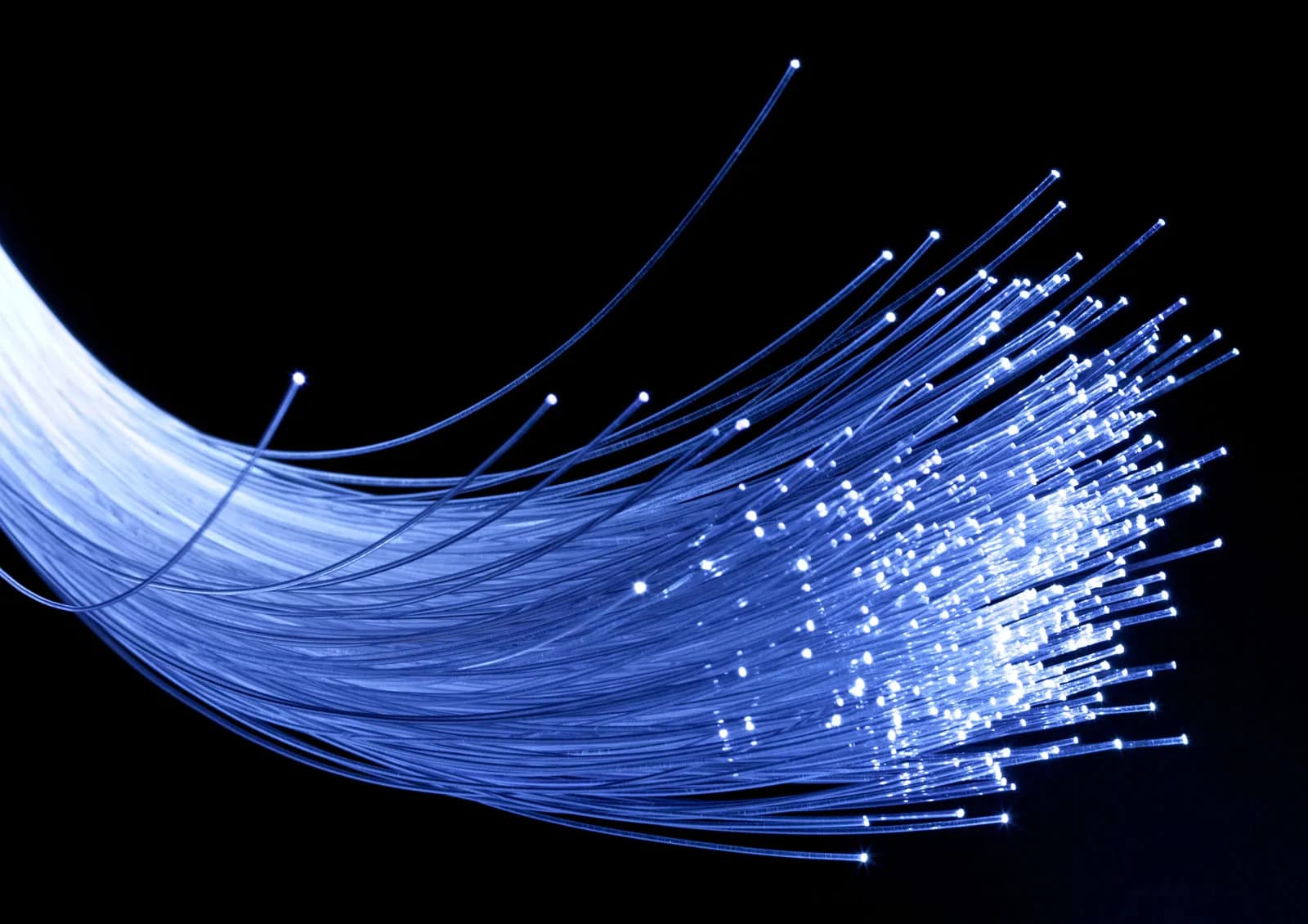 Antena de telecomunicaciones con cableado de fibra óptica