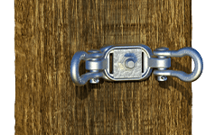 FIBERLIGN Limited Tension Dead-End Bracket instalado en poste
